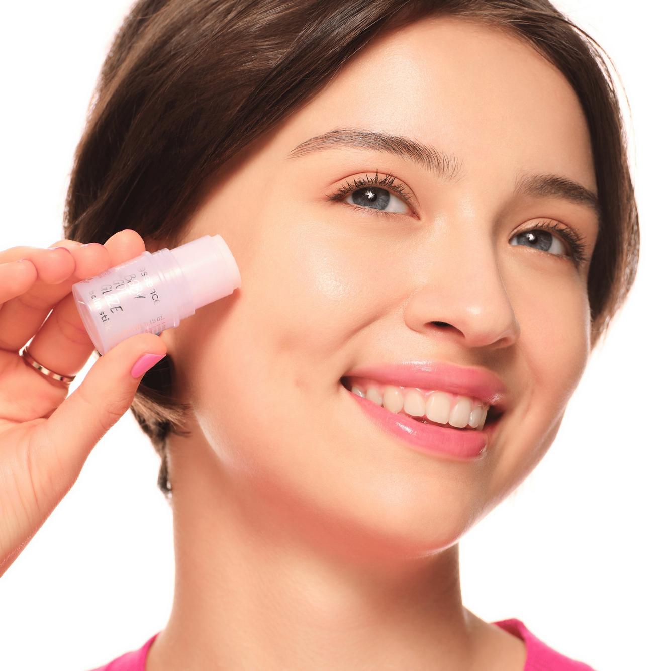 Essence Baby Got Glaze Balm Stick - גלואו באלם סטיק אסנס