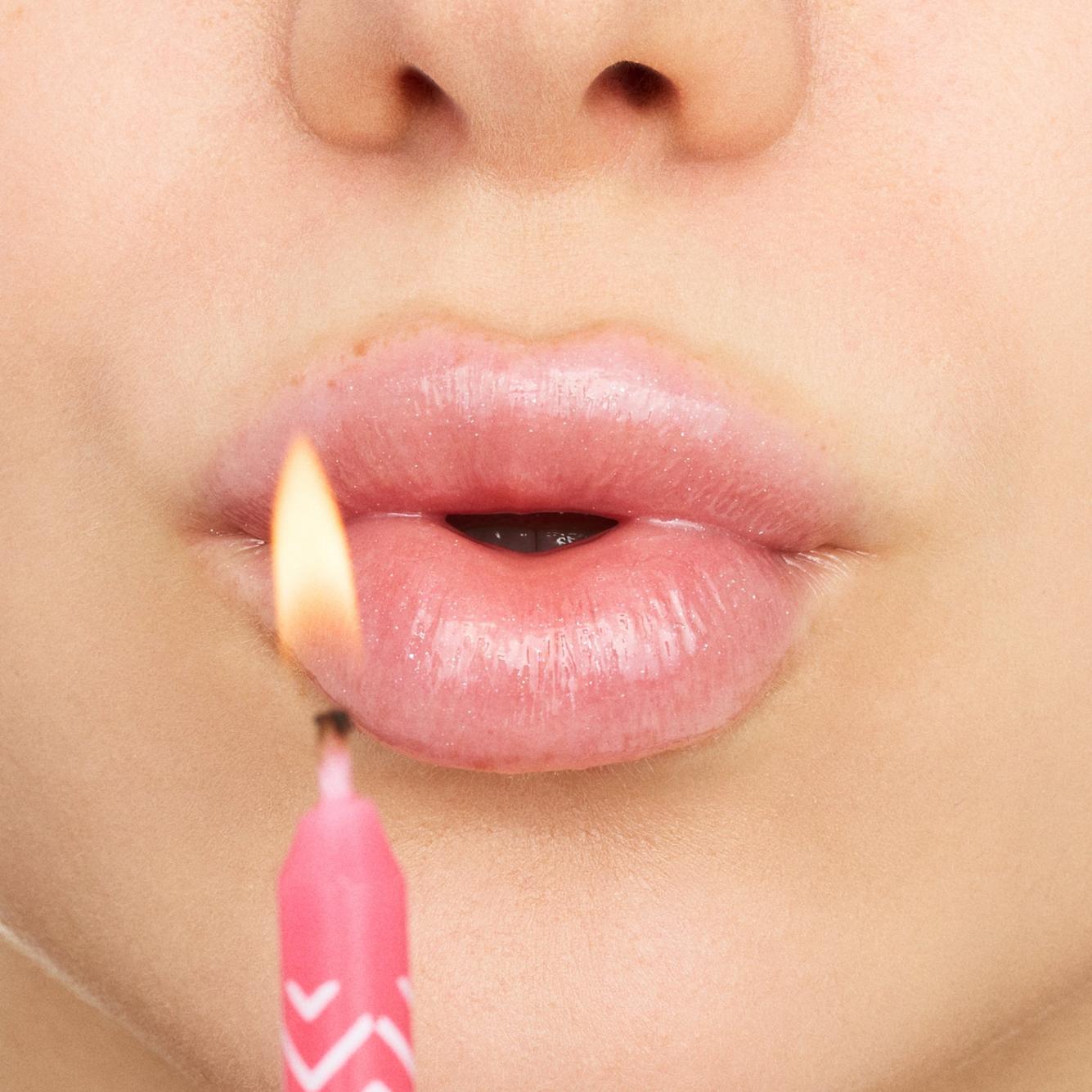 Essence Birthday Bomb Shiny Lipgloss - גלוס מנצנץ אסנס