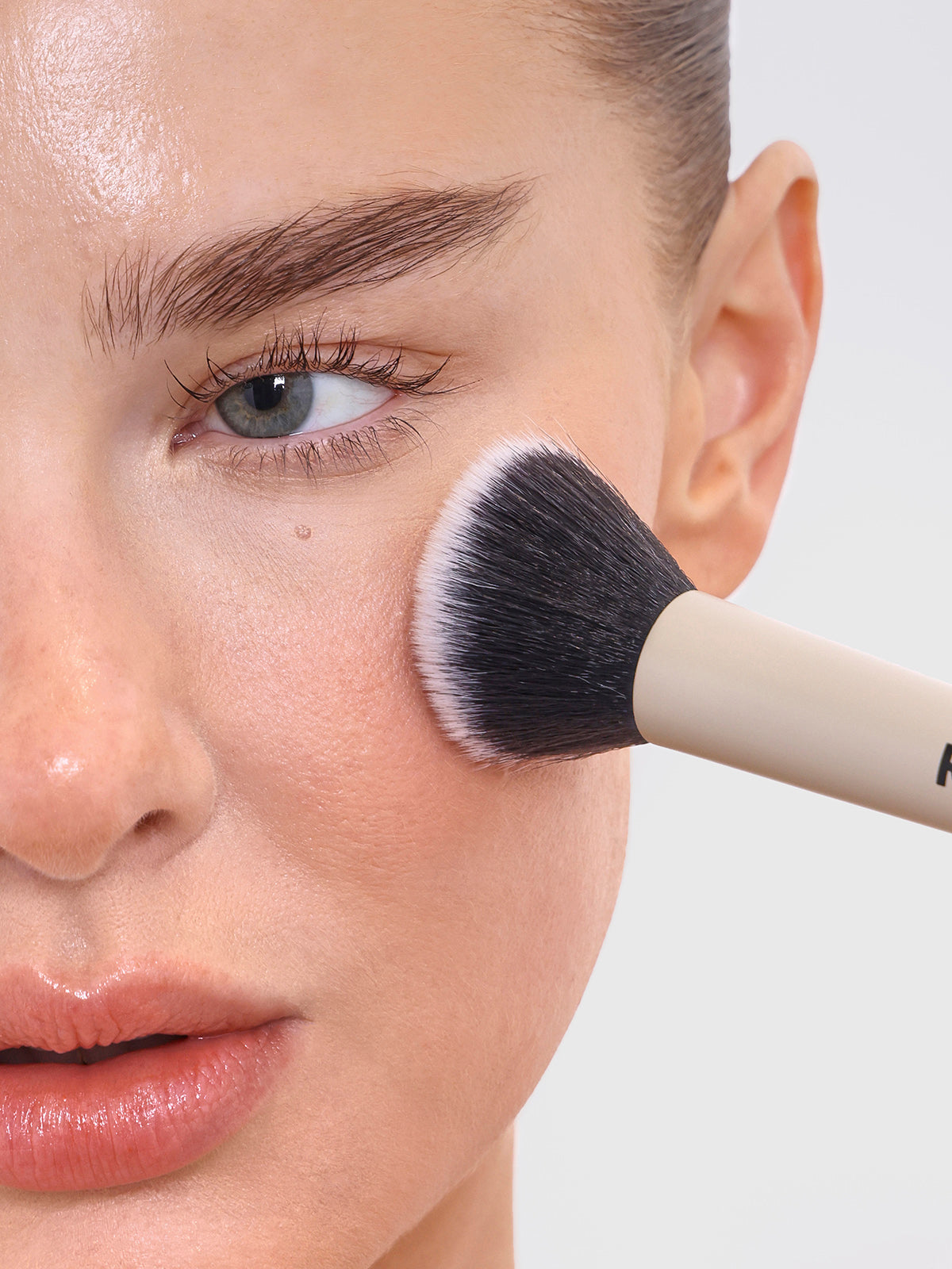 Refy Duo Complexion Brush - מברשת דו צדדית ריפיי אבקתיים