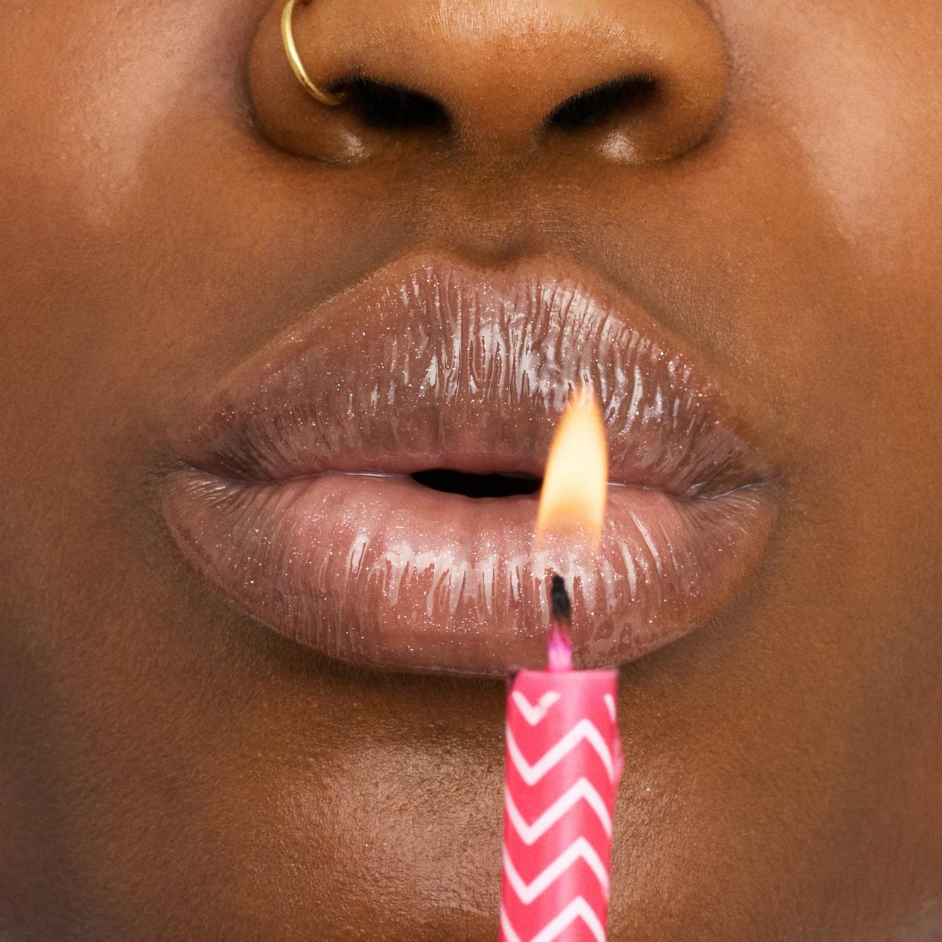 Essence Birthday Bomb Shiny Lipgloss - גלוס מנצנץ אסנס